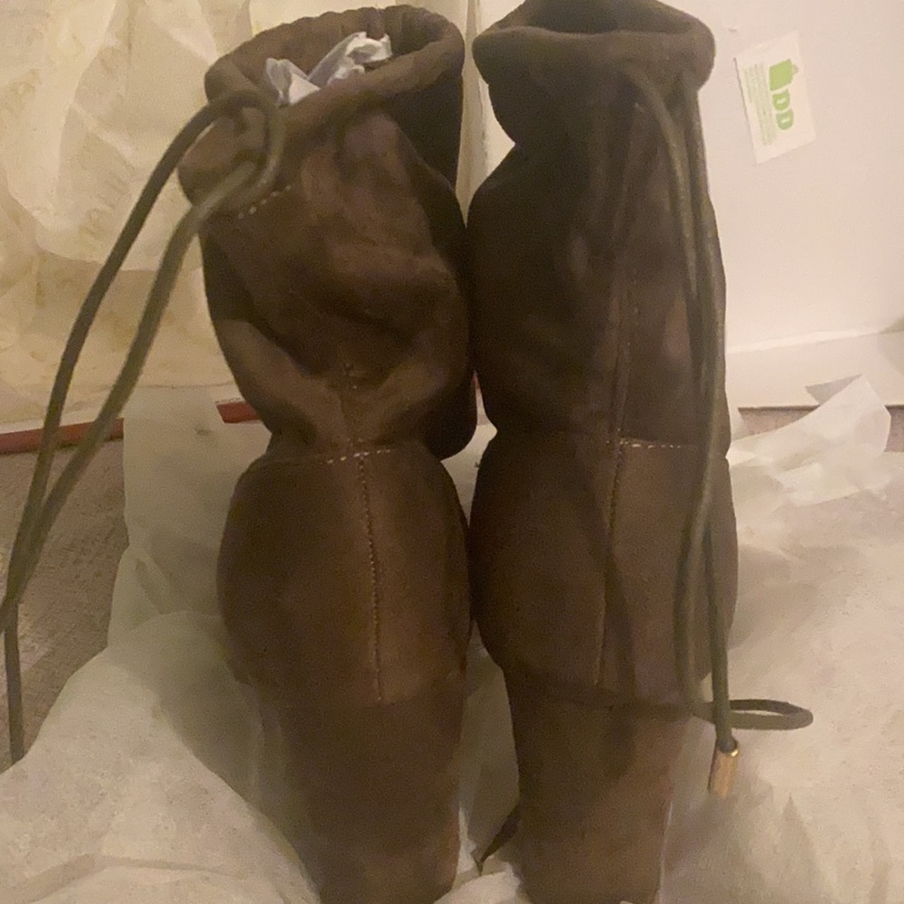 Boots - Picture 6 of 7